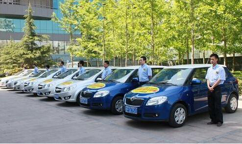 成都臨時(shí)租車、旅游租車到豪景租車